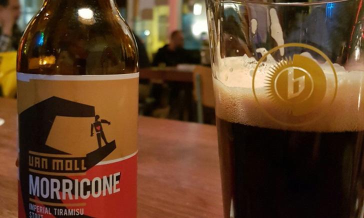 Morricone Stout Van Moll flesje en glas